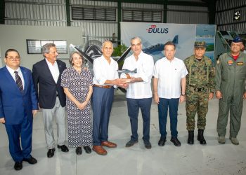 Presidente Abinader y su homólogo hondureño Nasry Asfura recorren Base Aérea de San Isidro y observan ensamblaje del avión TS-7 Dulus, parte de la industria militar dominicana