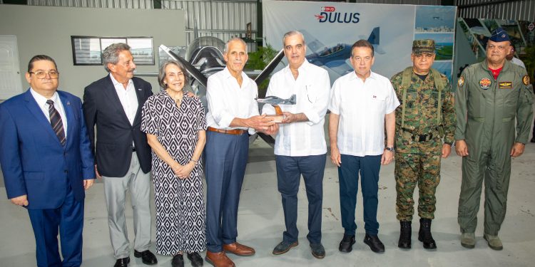 Presidente Abinader y su homólogo hondureño Nasry Asfura recorren Base Aérea de San Isidro y observan ensamblaje del avión TS-7 Dulus, parte de la industria militar dominicana