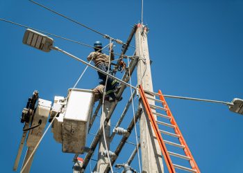 Edesur fortalece infraestructura eléctrica en Pedernales con construcción de redes y conversión de tensión