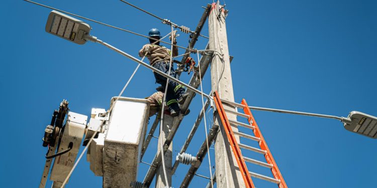 Edesur fortalece infraestructura eléctrica en Pedernales con construcción de redes y conversión de tensión