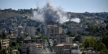 Israel ordena evacuación y bombardea localidad del sur de Líbano