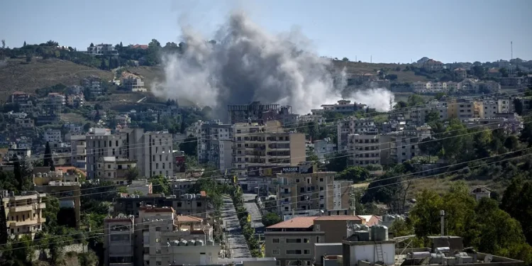 Israel ordena evacuación y bombardea localidad del sur de Líbano