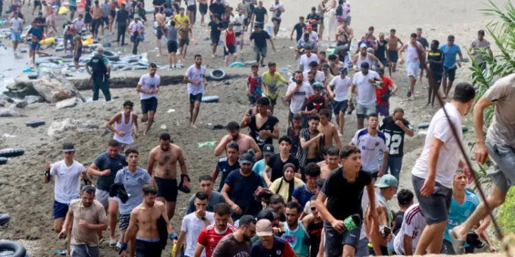Gobierno español asegura que han vuelto 70,000 de las 72,000 personas que llegaron a Ceuta