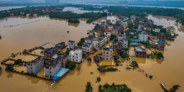 Fuertes lluvias obligan a evacuar a más de 120,000 personas en el centro de China
