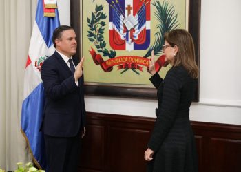 Raquel Peña juramenta a Jean Luis Rodríguez como nuevo ministro de Vivienda