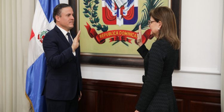 Raquel Peña juramenta a Jean Luis Rodríguez como nuevo ministro de Vivienda