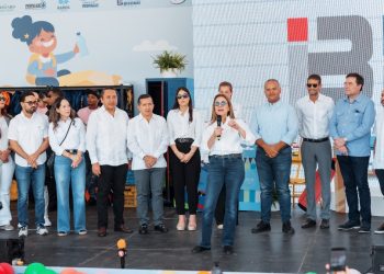 Carolina Mejía alivia el bolsillo de las familias en Plásticos por Útiles Escolares