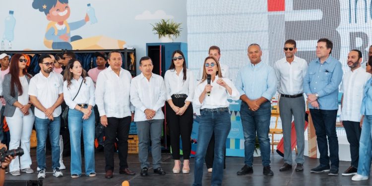 Carolina Mejía alivia el bolsillo de las familias en Plásticos por Útiles Escolares