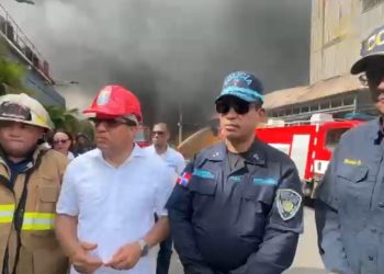 Apresan 17 personas por saqueo durante incendio en L&R Comercial; no se reportan víctimas