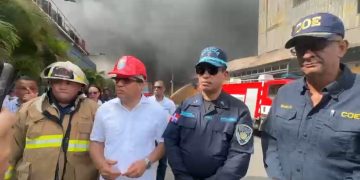 Apresan 17 personas por saqueo durante incendio en L&R Comercial; no se reportan víctimas 