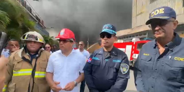 Apresan 17 personas por saqueo durante incendio en L&R Comercial; no se reportan víctimas