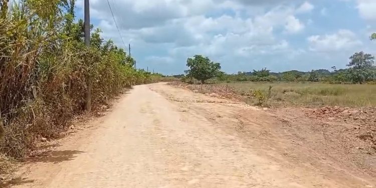 Inician trabajos carretera El Tope–Chacuey–Saballo tras más de 40 años de espera