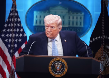 Trump afirma que EE.UU. controla Ormuz mientras Irán amenaza con mantenerlo cerrado