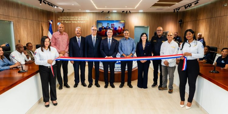 Banco Popular entrega al COE renovado Salón Político/Comunicaciones