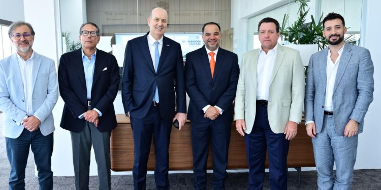 UNICARIBE recibe ministro argentino Federico Sturzenegger para dialogar sobre liderazgo, transformación del Estado e innovación pública