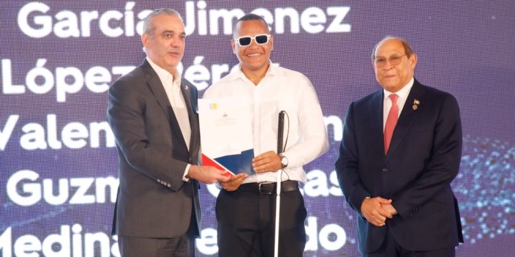 Abinader entrega 1,500 becas internacionales para cursar programas de especialización, maestrías y doctorados en universidades del extranjero