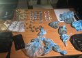 Policía desmantela puntos de venta de drogas, ocupa 3 armas de fuego y arresta a varias personas durante operativos en SDN