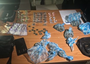 Policía desmantela puntos de venta de drogas, ocupa 3 armas de fuego y arresta a varias personas durante operativos en SDN