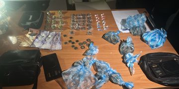 Policía desmantela puntos de venta de drogas, ocupa 3 armas de fuego y arresta a varias personas durante operativos en SDN