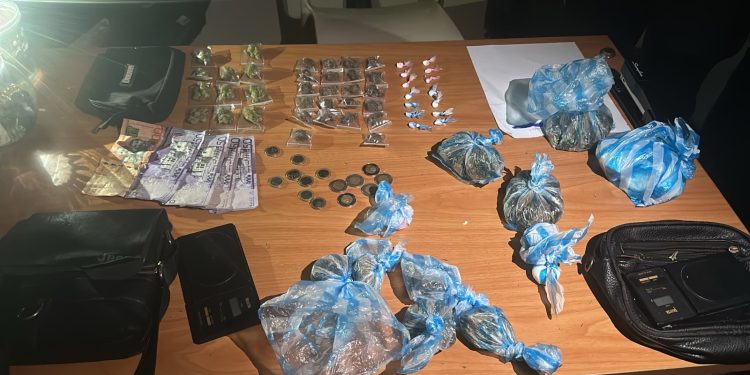 Policía desmantela puntos de venta de drogas, ocupa 3 armas de fuego y arresta a varias personas durante operativos en SDN