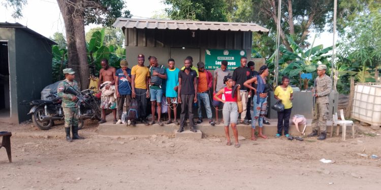 Patrullas del ERD detienen a 122 haitianos indocumentados durante intervenciones en Dajabón y Santiago Rodríguez