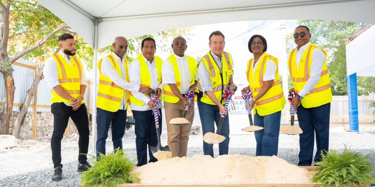 Ministro Bisonó inicia construcción de la Iglesia San Juan Pablo II en Bávaro