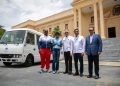 Ministro Andrés Bautista entrega, en nombre del presidente Luis Abinader, autobús a la Fundación Creando Sonrisas Eternas, presidida por la campeona olímpica Marileidy Paulino