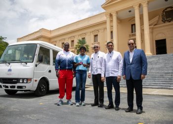 Ministro Andrés Bautista entrega, en nombre del presidente Luis Abinader, autobús a la Fundación Creando Sonrisas Eternas, presidida por la campeona olímpica Marileidy Paulino
