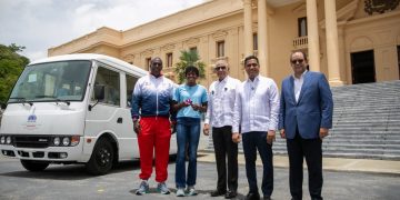Ministro Andrés Bautista entrega, en nombre del presidente Luis Abinader, autobús a la Fundación Creando Sonrisas Eternas, presidida por la campeona olímpica Marileidy Paulino