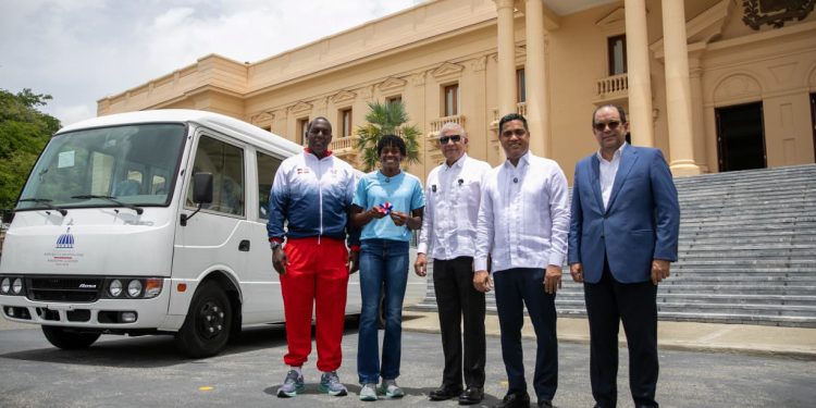 Ministro Andrés Bautista entrega, en nombre del presidente Luis Abinader, autobús a la Fundación Creando Sonrisas Eternas, presidida por la campeona olímpica Marileidy Paulino