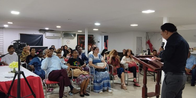El ex bachatero Ángel Villalona (Andy Andy) llama a vivir en la misericordia divina durante un encuentro en el Ministerio KADOSH