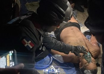 Policía y Bomberos rescatan con vida a dos hombres afectados por inhalación de sustancias químicas