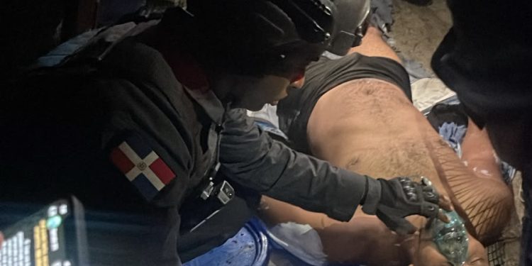 Policía y Bomberos rescatan con vida a dos hombres afectados por inhalación de sustancias químicas