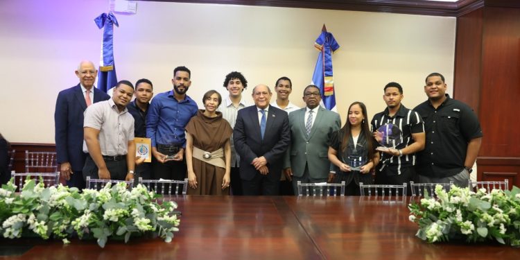 MESCyT reconoce 3 emprendimientos universitarios y premia iniciativas de innovación con RD$1.6 millones