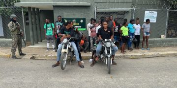 Soldados del Ejército interceptan a 76 nacionales haitianos y ocupan motocicletas en Elías Piña y Dajabón