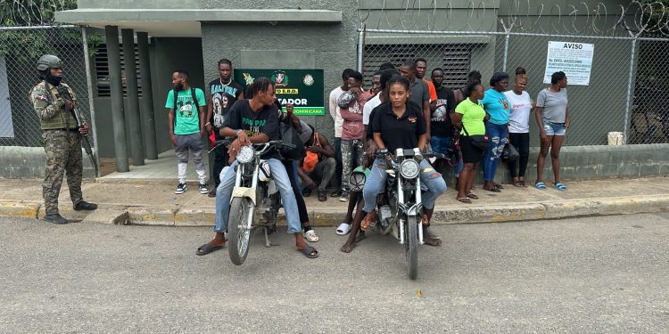 Soldados del Ejército interceptan a 76 nacionales haitianos y ocupan motocicletas en Elías Piña y Dajabón