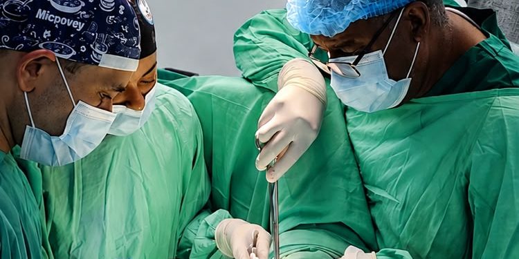 Hosgedopol realiza con éxito la primera cirugía interinstitucional para implantar un esfínter urinario artificial
