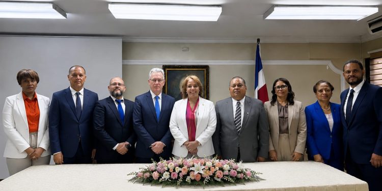 Abogada América García formaliza candidatura a la presidencia del Colegio Dominicano de Notarios