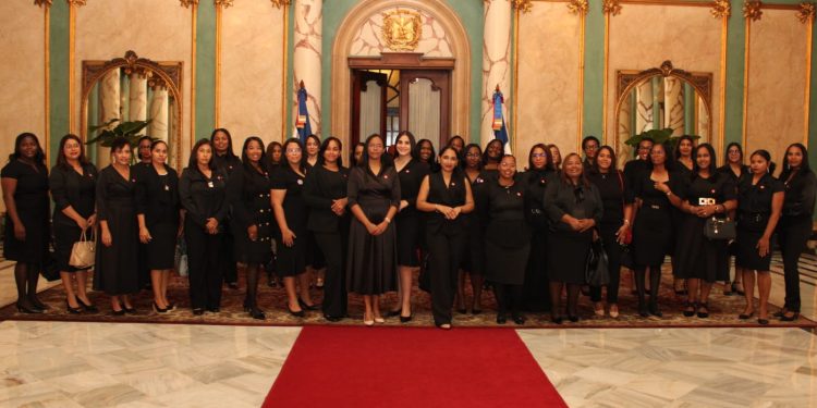 La comunidad "Mujer Integral" realiza visita institucional al Palacio Nacional de la RD