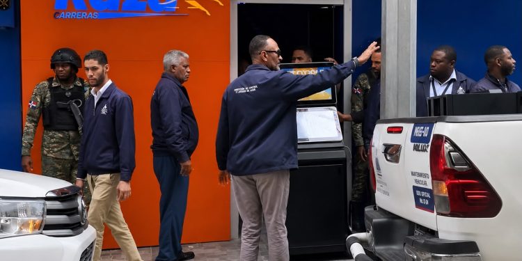 Ministerio de Hacienda fiscaliza Agencias Hípicas y decomisa tragamonedas irregulares en Yamasá