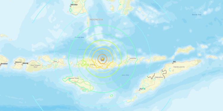 Sismo de magnitud 7,7 sacude indonesia, hay alerta de tsunami