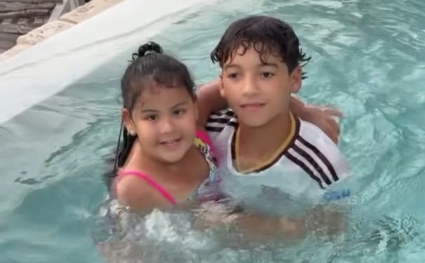 Así fue el tierno momento de Cattleya y Pablito en la piscina junto a Anuel AA en Punta Cana