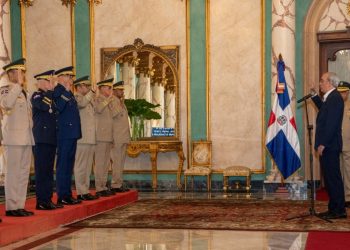 Presidente Abinader juramenta nuevos comandantes del ERD, FARD y al director de la PN