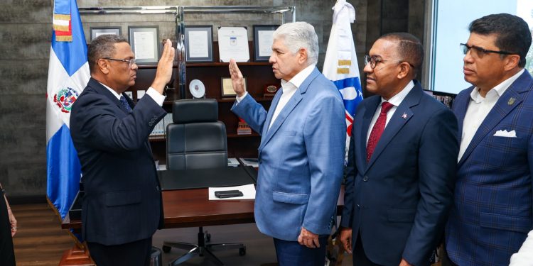 Mérido Torres Espinal asume como nuevo director del Departamento Aeroportuario