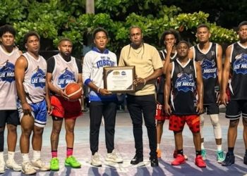 Reconocen a Luis Espinal por su aporte al desarrollo de la juventud a través del deporte en Pedro Brand