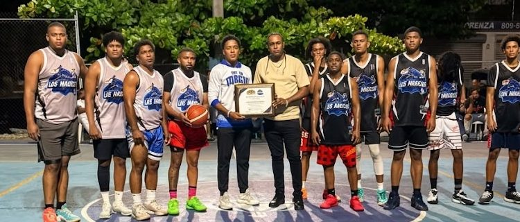 Reconocen a Luis Espinal por su aporte al desarrollo de la juventud a través del deporte en Pedro Brand