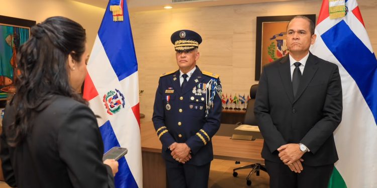 Ministra Faride Raful encabeza traspaso de mando y posesiona a Ernesto Rodríguez García como director general de la Policía Nacional