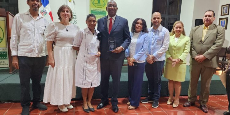 Reconocen a Editrudis Beltrán Crisóstomo por sus aportes al desarrollo de la física en República Dominicana
