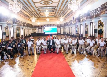 Abinader se reúne con 53 estudiantes sordos que completaron su formación en Inteligencia Artificia
