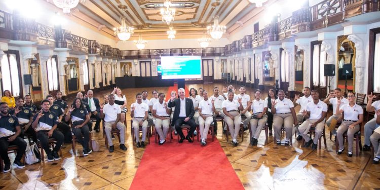 Abinader se reúne con 53 estudiantes sordos que completaron su formación en Inteligencia Artificia